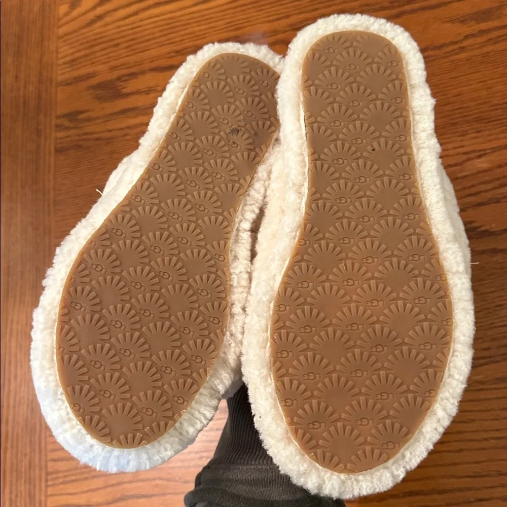 Girls UGG Cream Plush Slippers size 4